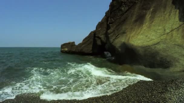 Piedras en la playa — Vídeo de stock