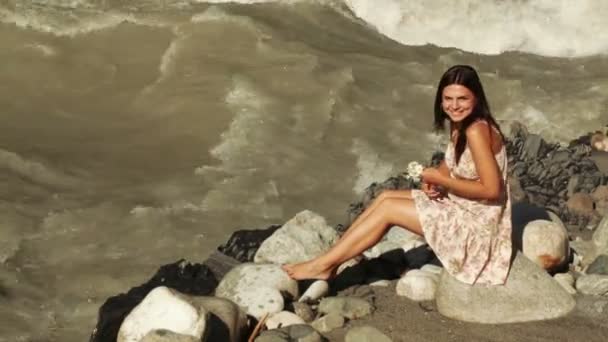 Chica en la orilla del río de montaña — Vídeos de Stock