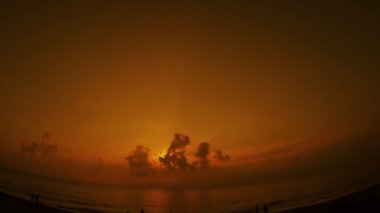 Evin üzerinde eriyen kar