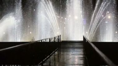 Çeşme gece dans