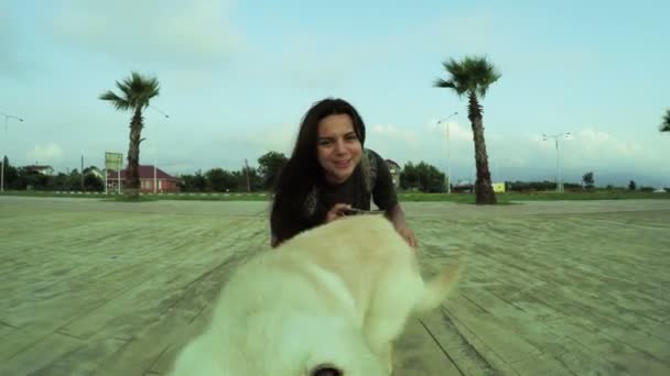 Ragazza con cane in banchina — Video Stock