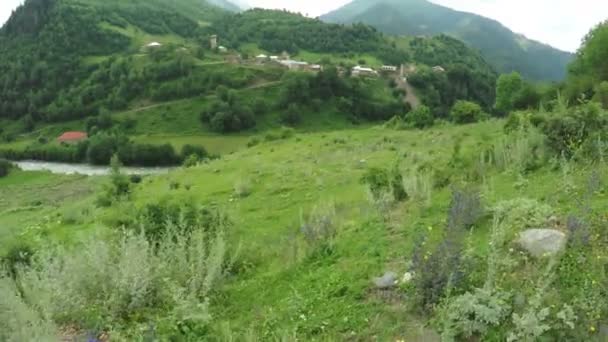 Village de montagne près de la rivière — Video