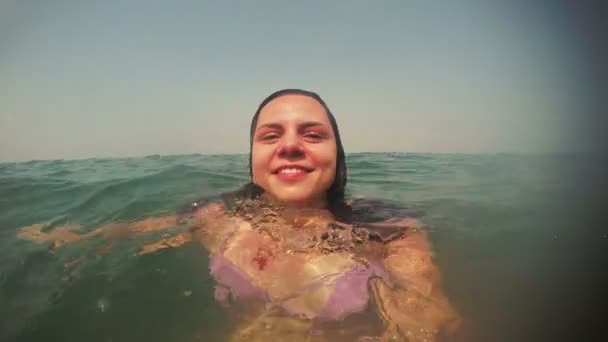 Fille sous l'eau de la mer — Video