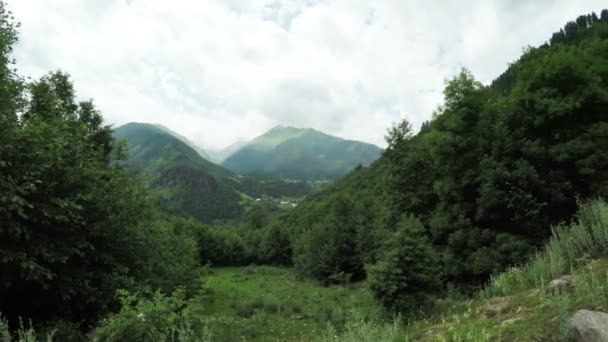 Village de montagne près de la rivière — Video