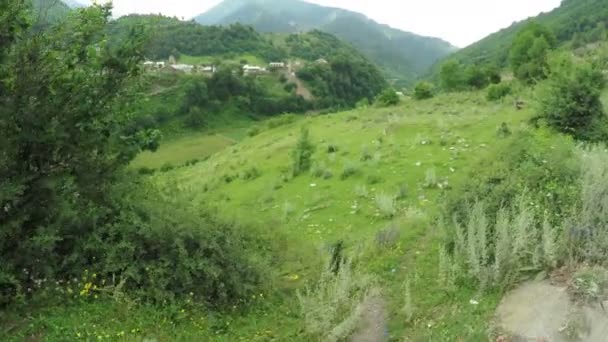Village de montagne près de la rivière — Video
