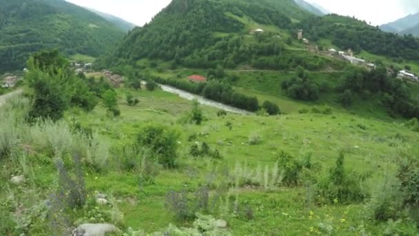 Village de montagne près de la rivière 
