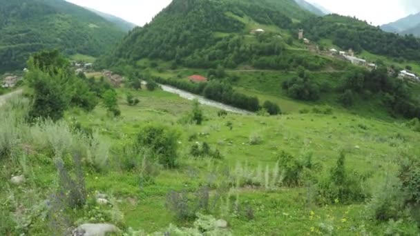 Villaggio di montagna vicino al fiume — Video Stock