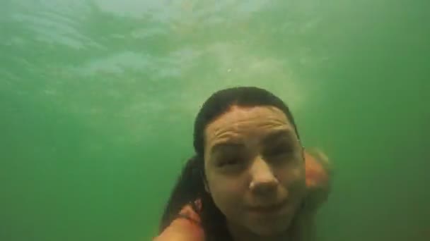 Fille sous l'eau de la mer — Video