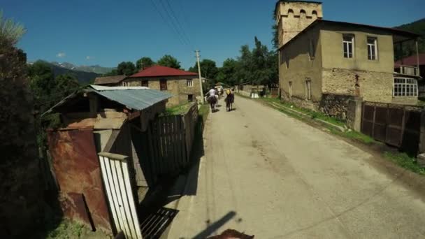 Astride em cavalo — Vídeo de Stock