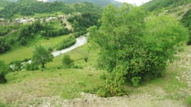 Dağ köyü Nehri yakınında