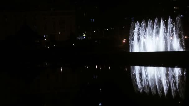 Dansande fontänen på natten — Stockvideo