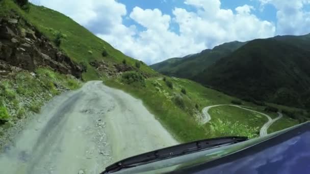 Горная дорога из автомобиля — стоковое видео