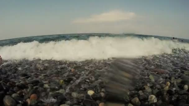Çakıl taşları ve sörf — Stok video