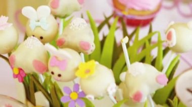 renkli doğum günü pastası