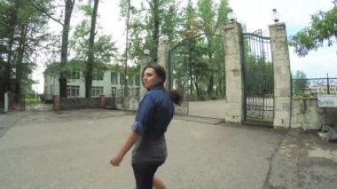 Kılavuzu kız beni izleyin