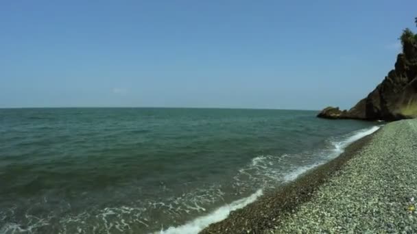 Piedras en la playa — Vídeo de stock
