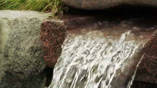 Künstlicher Wasserfall in der Natur — Stockvideo