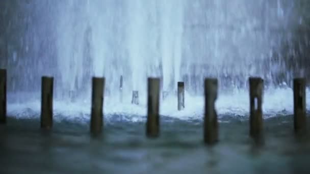 Поверх потоку фонтан — стокове відео