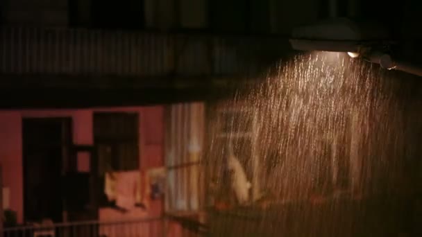 Pluie dans la ville la nuit 