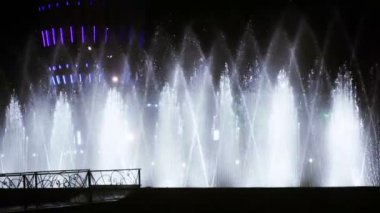Çeşme gece dans