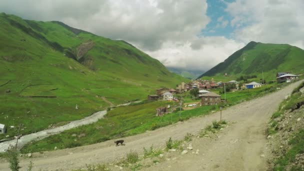 Pueblo de montaña cerca del río — Vídeos de Stock