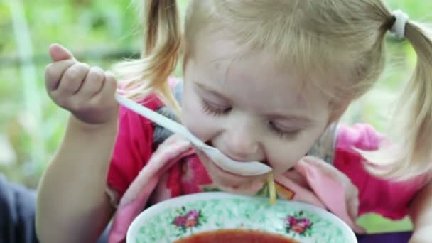 Chica comiendo con cuchara — Vídeo de stock