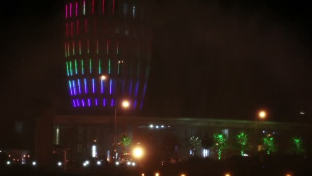 Танцующий фонтан ночью — стоковое видео