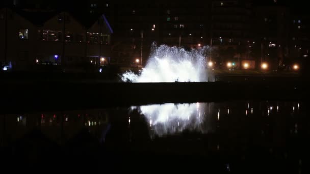 Tanzender Brunnen in der Nacht — Stockvideo