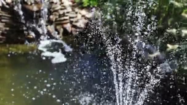 Künstlicher Wasserfall im Park — Stockvideo