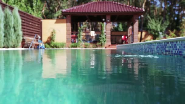 Piscina con agua en el jardín — Vídeo de stock