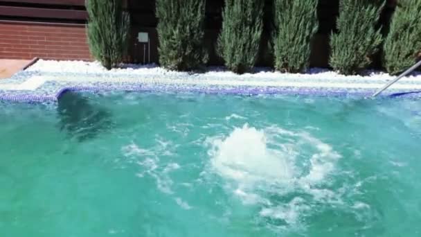 Piscine avec eau dans le jardin 