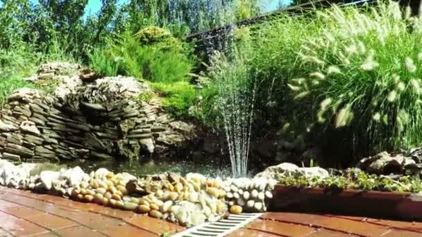 Künstlicher Wasserfall im Park — Stockvideo