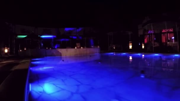 Nacht verlicht zwembad — Stockvideo