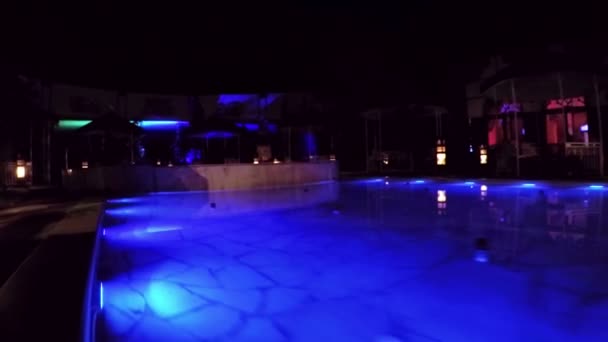 Nacht beleuchteter Pool — Stockvideo