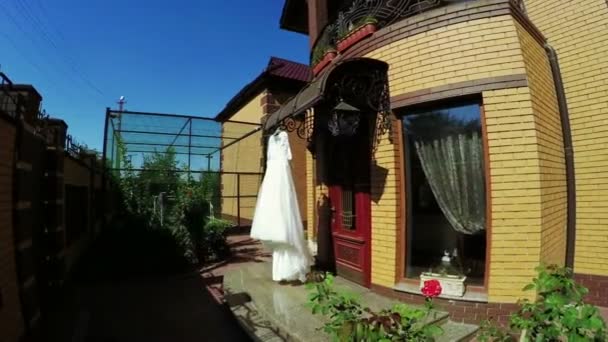 Sulla natura abito da sposa — Video Stock