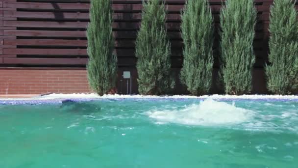 Yüzme havuzu bahçede su ile — Stok video