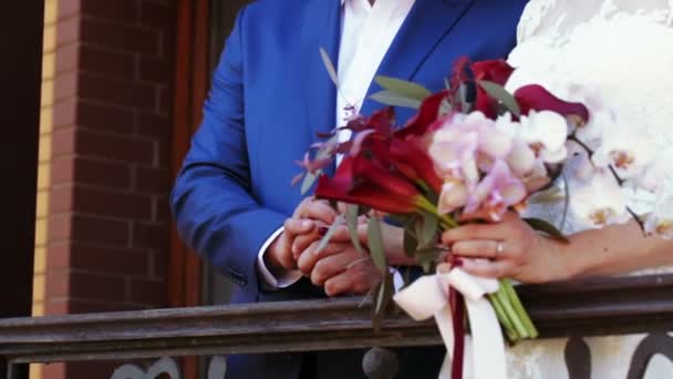 Pár s svatební kytice — Stock video