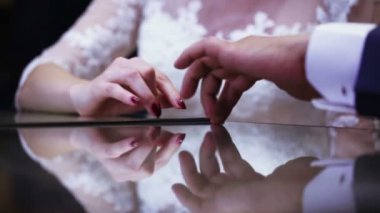 Tablo üzerinde eller yeni evli