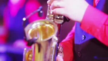 Üzerinde saksafon çalmak