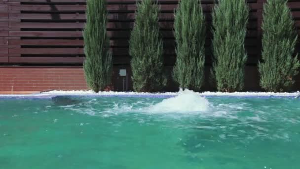 Piscina con agua en el jardín — Vídeo de stock