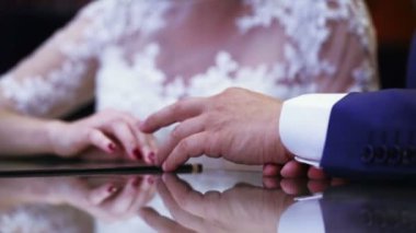 Tablo üzerinde eller yeni evli