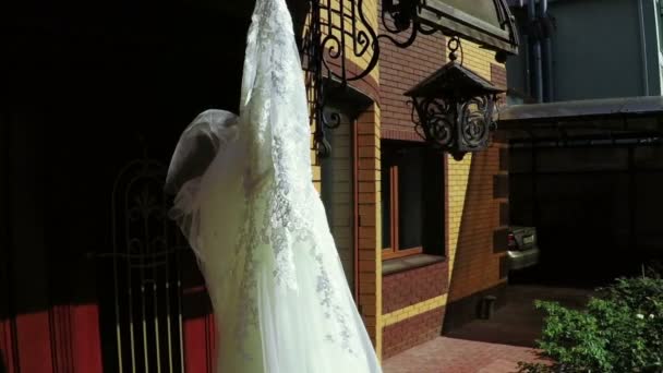 Sobre la naturaleza vestido de novia — Vídeo de stock