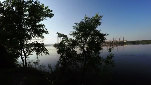 Stazione termica sulle rive del fiume — Video Stock