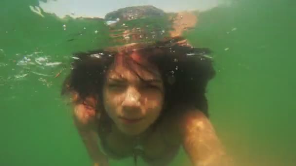 Fille sous l'eau de la mer 