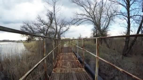 Puente sobre el río — Vídeo de stock