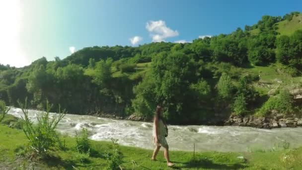 Ragazza sulla riva fiume di montagna — Video Stock