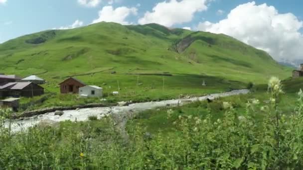 Dağ köyü Nehri yakınında — Stok video