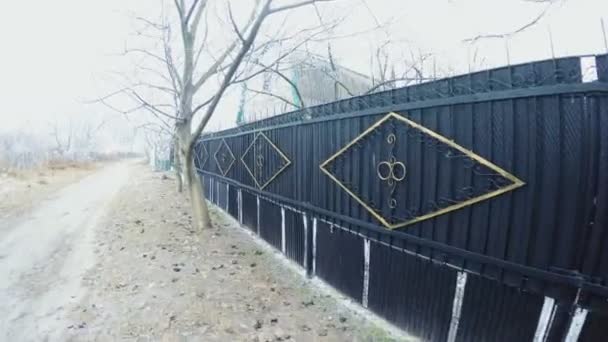 Kovaný plot zahradní parcely — Stock video