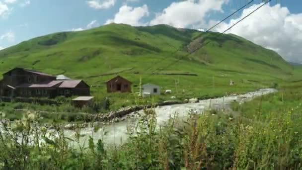 Pueblo de montaña cerca del río — Vídeos de Stock