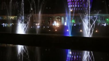 Çeşme gece dans